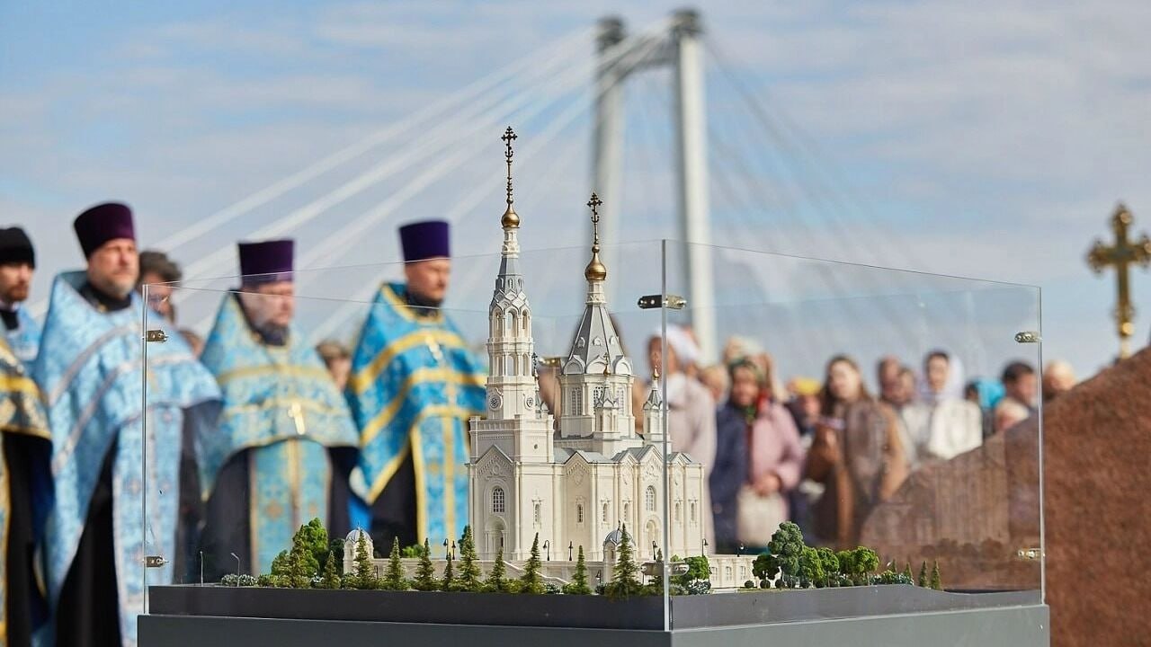 Еще раз взвесить проект собора на Стрелке вернули на обсуждение В телеграм канале мэр Сергей Верещагин сообщил что подписал постановление о соборе По его словам ключевой пункт в документе это провести дополнительное обсуждение проекта на градсовете погрузиться в детали с участием всех заинтересованных сторон в том числе архитекторов экспертов Цель ещё раз взвесить решения Они должны учитывать развитие набережной и её статус любимого места отдыха жителей Под постом мэра стали оставлять комментарии с предложениями оставить сквер учесть мнение жителей и т п Лучше бы там сквер оставили И так набережную забивают зданиями Там достаточно храма деревянного который уже построили Если даже так нужна еще одна церковь то стройте ее там где их нет в новостроечных кварталах Собор хотели начать строить ещё весной 2025 го Только в конце июля участок огородили вырубили деревья а в сентябре провели обряд к строительству prmira news