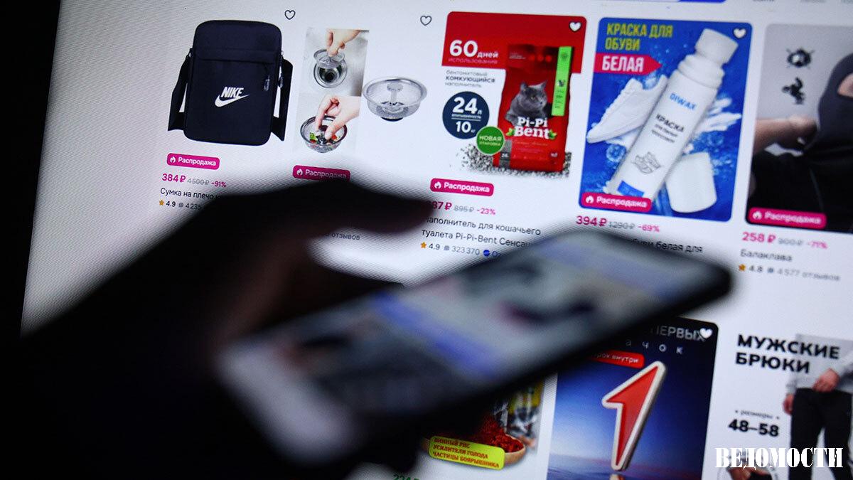 Маркетплейсы подключают блогеров бизнес делает ставку на продажи через контент Российский онлайн ритейл продолжает быстро расти За девять месяцев 2025 года продажи в интернете достигли 8 2 трлн рублей или 18 3 всей розницы тогда как годом ранее этот показатель был 15 4 На этом фоне усиливается конкуренция за внимание покупателей По мере увеличения количества витрин приложений и каталогов пользователям становится труднее выбирать товары а традиционная реклама быстро теряет эффективность В ответ ритейлеры все чаще переходят от баннеров к нативному продвижению в соцсетях Подробности в материале Ведомости Инновации и технологии