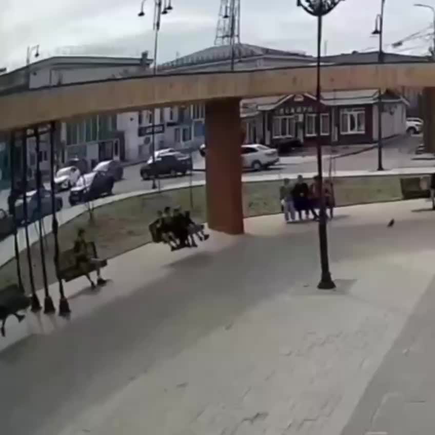 Качели на площади в Богородске рухнули под подростками, власти обещают наказать виновных