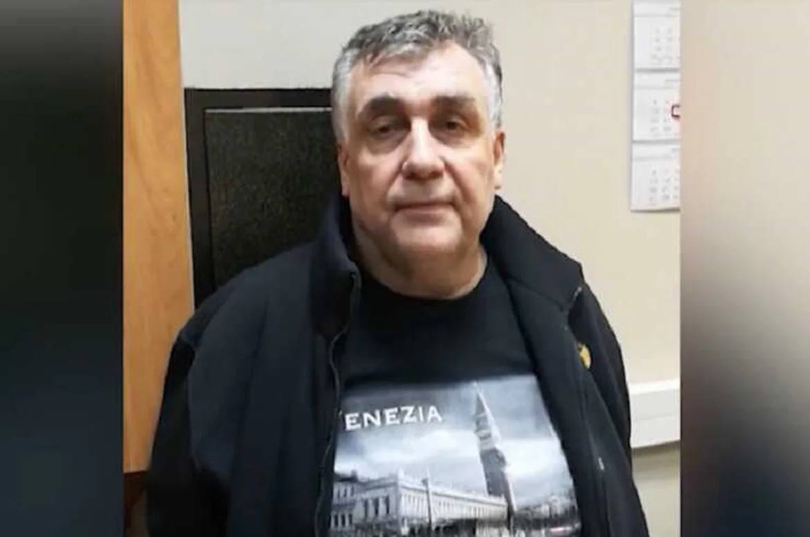 В Москве возобновлено уголовное дело против 61 летнего вора в законе Игоря Кокунова Вася Бандит обвиняемого в вымогательстве 3 млн у владельца и гендиректора ПАО Первый московский часовой завод Сергея Ксенофонтова стало известно Ъ Игорь Кокунов страдающий ишемической болезнью сердца диабетом полинейропатией и перенесший ряд инсультов и инфарктов ранее был освобожден под домашний арест по медицинским показаниям но позднее заключен под стражу для отбытия наказания Владелец завода Сергей Ксенофонтов в суде заявлял что не имеет к нему претензий Следующее заседание назначено на 21 января для рассмотрения изменения меры пресечения СКР Ъузнал