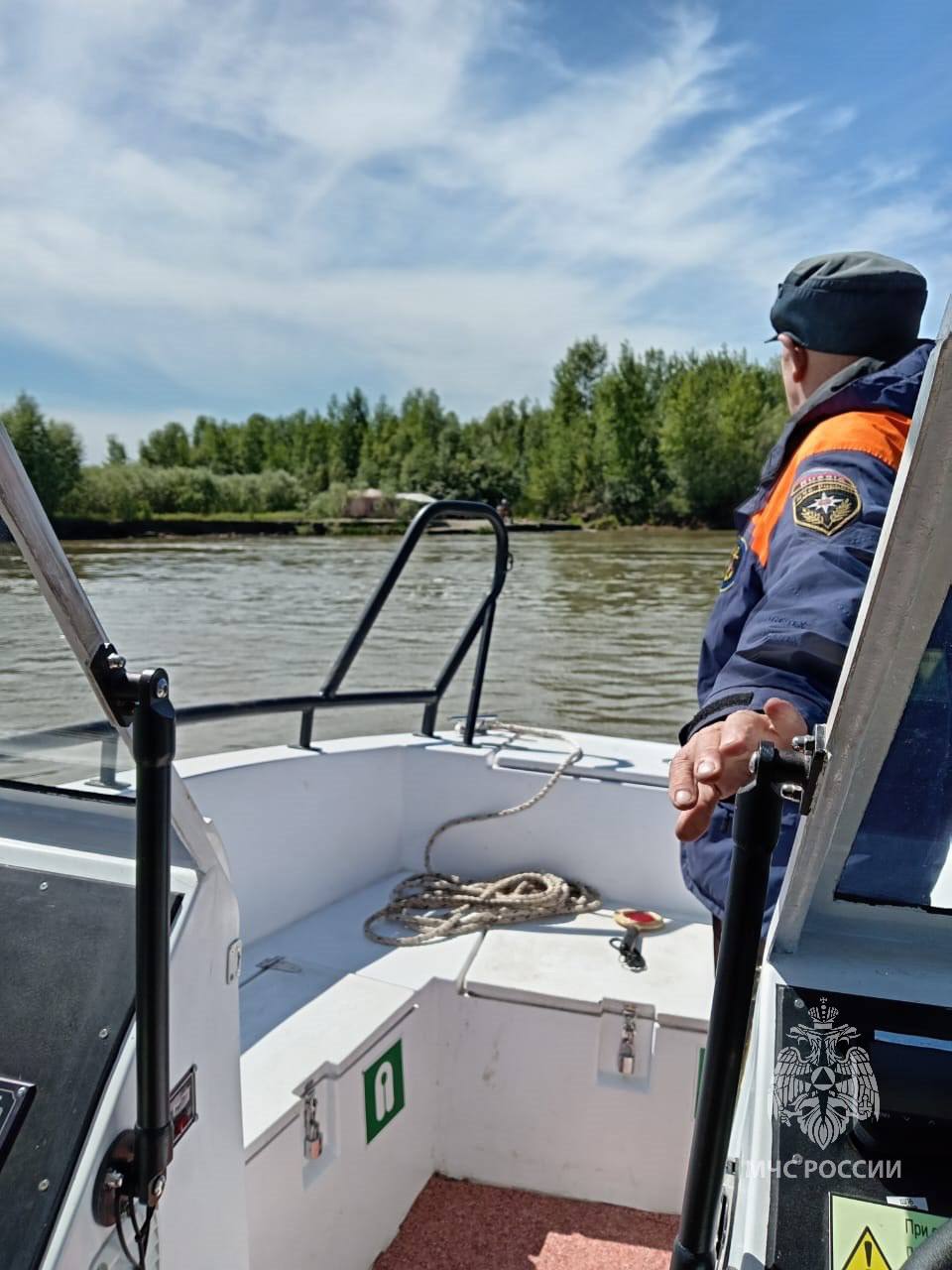 На Оби ищут подростка  Со слов очевидцев, находившихся вместе с четырнадцатилетней девочкой на берегу, она зашла в воду и через некоторое время исчезла из виду.   На берегу реки дети находились одни, без присмотра взрослых. К поискам привлечены инспекторский состав Каменского инспекторского участка Центра ГИМС ГУ МЧС России по Алтайскому краю, краевые спасатели, полиция.   Обстоятельства произошедшего уточняются.    ТОЛК
