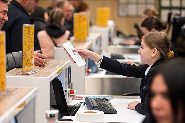 Электронный посадочный на самолет с марта приравняют к бумажному талону Электронный посадочный талон на самолет с 1 марта будет официально приравнен к бумажному Соответствующие изменения в правила перевозок пассажиров вступают в силу в марте Об этом сообщает ТАСС Согласно изменениям при регистрации пассажиру выдается посадочный талон оформленный на бумажном носителе или в электронном виде Перевозчик обязан направить оформленный в электронном виде посадочный пассажиру используя указанный при бронировании способ связи Посадочный талон должен содержать инициалы и фамилию пассажира номер рейса дату отправления время окончания посадки на рейс и номер посадочного места на борту Также допускается указание в посадочном талоне дополнительной информации относящейся к перевозке aviaru net n292809