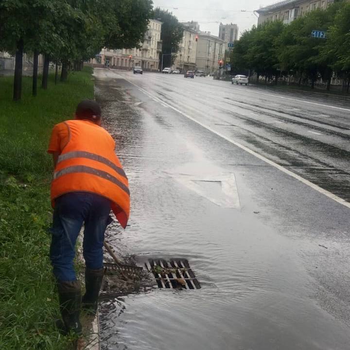 Службы начали борьбу с потопами в Казани Бригады очищают ливневки, которые забил стекающий мусор. Засоры уже устранили на улицах Восстания, Гвардейской, Камала, проспекте Победы и не только. Подписаться на «Вечерку»