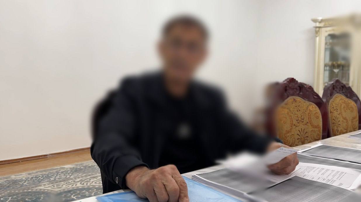 Над несовершеннолетней девочкой надругались в Туркестанской области но по словам её родителей полиция не предпринимает никаких мер из за взятки Дело закрыли Всё произошло в 2023 году Как утверждает отец пострадавшей тот кто над ней надругался был её знакомым Он обманом заманил девочку в машину якобы чтобы поговорить а затем увёз в неизвестном направлении По словам родителей после этого мужчина неоднократно избивал девочку и отнимал её стипендию Не выдержав она пыталась покончить с собой Ее спасли преподаватели колледжа Отец утверждает что следователи отказались возбуждать дело И убеждали простить парня чтобы не опозорить дочь Семья уже несколько раз обращалась в полицию суд и прокуратуру но как сообщает отец расследование так и не возобновили По данным Stan kz в полиции сообщили что собранные материалы не подтвердили факт совершения преступления С учётом этих данных уголовное дело было прекращено в соответствии с требованиями закона