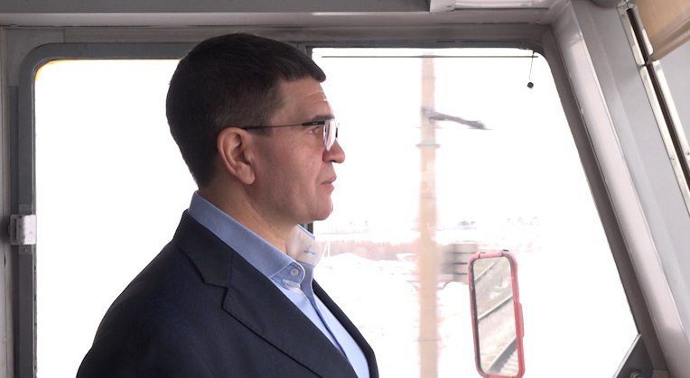 Интервью под стук колёс начальник ЗабЖД вместе с журналистами проехал от станции Карымской до Читы Интервью длинной в 93 километра Начальник Забайкальской железной дороги Владимир Антонец вместе с журналистами региональных средств массовой информации проехал от станции Карымской до Читы О том почему именно такой маршрут был выбран и о чём спрашивали представители СМИ руководителя стальной магистрали расскажет наш корреспондент Александр Зверев