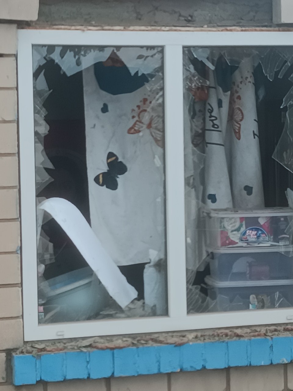 ‼ С 10 по 17 июля в результате ударов ВСУ в Алешкинском округе пострадали 8 мирных жителей, 2 погибли "На мины наехали двое, оба ранены. БПЛА ВСУ преследовал бабушку 1936 года рождения, она ранена. 69-летняя женщина и трое мужчин пострадали от атаки дронов ВСУ. Кроме того, в результате обстрела был ранен 60-летний мужчина", - сообщили в Администрации округа. В Раденске, Пролетарке и Новой Маячке из-за ударов ВСУ были разрушены жилые дома, а также повреждена бытовая техника, окна и крыши, гаражи. Радио Таврия - подписаться