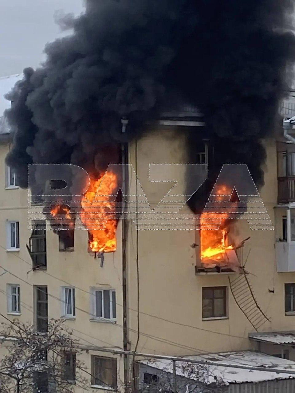 Три квартиры горят после взрыва газа в жилом доме в Свердловской области Пожарные спасли двух человек Пять жильцов эвакуировались самостоятельно Предварительно пострадал один человек сообщили в МЧС России   Telegram MAX Читать эксклюзив