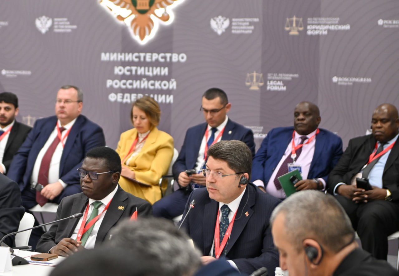 Министр юстиции Турции Йылмаз Тунч вчера принял участие в Петербургском международном юридическом форуме. Выступая на форуме министр заявил, что внедрение искусственного интеллекта в судебную систему неизбежно, и подчеркнул необходимость подготовки соответствующей правовой базы и мер кибербезопасности. Тунч отметил, что ИИ уже используется в Турции для анализа материалов дел с целью ускорения работы судей. Он также указал на важность обсуждения этой темы на международных площадках, подчеркнув вызовы, связанные с защитой информации и развитием электронного документооборота.