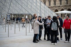 Французская полиция задержала девять человек по подозрению в участии в многолетней мошеннической схеме с билетами в Лувр сообщает AP По данным следствия ущерб музею который остается самым посещаемым в мире за десятилетие превысил 10 млн евро Аресты были произведены в рамках судебного расследования начатого после жалобы поданной Лувром в декабре 2024 года Среди задержанных двое сотрудников музея несколько экскурсоводов и предполагаемый организатор схемы В России28 ноября 2025Лувр повысит на 45 цены на билеты для туристов из стран вне ЕСЧитать подробнее По версии прокуратуры мошенничество строилось на многократном использовании одних и тех же билетов для разных туристических групп Первоначально внимание следователей привлекли двое китайских гидов которые как предполагается регулярно проводили в музей группы туристов повторно предъявляя уже использованные билеты Позднее аналогичные действия были выявлены и у других экскурсоводов