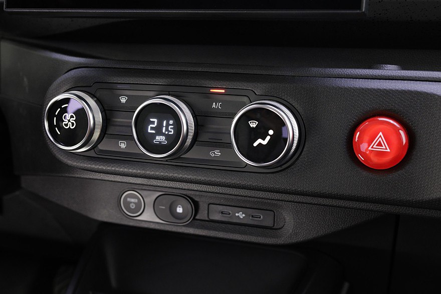 Новый Renault Twingo станет новым электрическим хитом Renault наконец рассекретила новый Twingo четвёртого поколения легендарный малыш станет полностью электрическим Что мы знаем о нем уже сейчас Легендарный облик остался на месте круглые мультяшные глазки как и в прошлых поколениях не делают автомобиль нелепым а добавляют изюминку практичному экстерьеру Длина нового Twingo 3789 мм ширина 1720 мм высота 1491 мм колёсная база 2493 мм Клиренс 143 мм Это габариты стандартного А класса хотя внутри по уверениям компании просторно как в B классе Батарея дешевая литий железо фосфатная зато от CATL С емкостью аккума 27 5 кВтч новый Twingo едет всего лишь 263 км по циклу WLTP Единственный электромотор мощностью 60 кВт 82 л с и 175 Нм передний привод Разгон до 100 км ч занимает 12 1 с максимальная скорость ограничена на отметке 130 км ч Для безопасности предусмотрены 24 различных ассистента включая автоматическую парковку за большую часть из них придется доплатить Зато в базовой комплектации уже имеются шесть подушек безопасности Не видите селектор А он есть в виде рычага за рулевым колесом Единственное чего осталось дождаться прайс лист цены пока держат в секрете Как вам новый Twingo Отличный Ничего выдающегося но свою аудиторию найдет Уродливый тесный маломощный позор для 2025 года Прислать новость EVforum Наши чаты evТачки