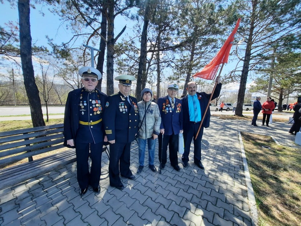 В Краснофлотском районе Хабаровска состоялась торжественная церемония в честь 80-летия Победы в Великой Отечественной войне 6 мая 2025 года у мемориала Бронекатер-302, состоялся митинг и торжественная церемония возложения цветов. Преклоняясь перед подвигом поколения победителей, мы отдаем дань памяти и уважения ветеранам, отстоявшим в суровых боях с врагом свободу и независимость нашей Родины, разгромивших немецкий фашизм и освободивших мир. В церемонии приняли участие: ветеран Великой Отечественной войны Захаренко Василий Александрович, участники СВО, ветераны Вооруженных Сил и Краснознаменной Амурской флотилии, военнослужащие, представители Комитета администрации города Хабаровска по управлению Краснофлотским районом, студенты и школьники учебных заведений. В торжественном мероприятии также приняли участие председатель территориальной избирательной комиссии Краснофлотского района города Хабаровска Владимир Ключенок и секретарь комиссии Надежда Ермакова. #Победа80 #ИХКХ