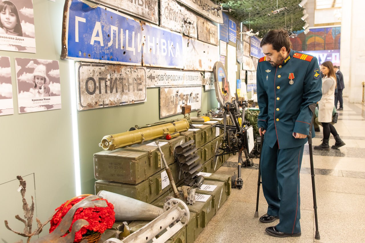 В Музее Победы стартовала выставка «Память сильнее времени. Дважды победители»  На ней представлены БПЛА, знаки дорожного движения, пострадавшие от атак, и разнообразные трофеи.  Москва, в данный момент. Подписаться