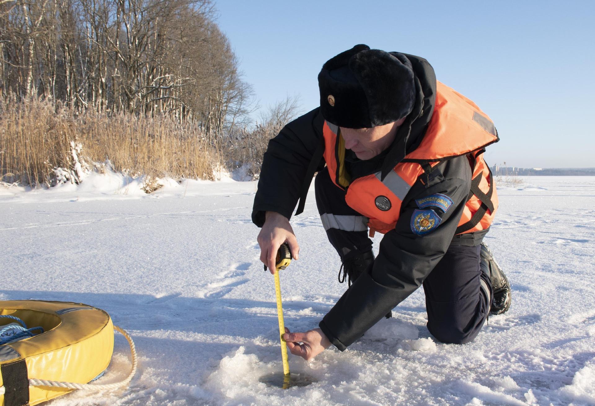 Красив но коварен Спасатели предупредили об опасности выхода на тонкий лёд В Подмосковье работники Мособлпожспас провели профилактические рейды на водоёмах измерили толщину льда и рассказали рыбакам и любителям активного отдыха что даже в морозы выходить на реки и озёра может быть смертельно опасно Специалисты предупредили что прочность ледового панциря зависит не от календаря а от множества факторов Визуально ровная поверхность часто скрывает участки с подводными течениями родниками и вмёрзшими предметами В таких местах ледяной панцирь более тонкий и рыхлый И любой может угодить в капкан Спасатели рекомендуют Выходя на лед постоянно проверяйте его прочность пешней При треске немедленно возвращайтесь к берегу Двигайтесь скользящими шагами не отрывая ног ото льда Никогда не выходите на лед в темноте при плохой видимости или после употребления алкоголя Друзья берегите себя и своих близких не рискуйте жизнью При нештатной ситуации звоните по номеру 1  1  2     Мы в МАХ