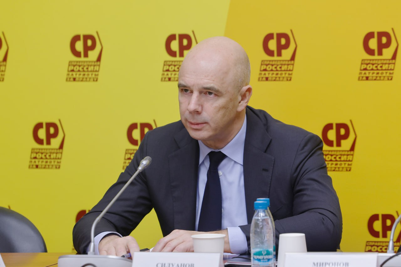 Во фракциях Госдумы обсудили проект федерального бюджета на 2026 год и плановый период 2027 2028 годов сообщает Минфин Министр финансов РФ Антон Силуанов встретился с фракциями политических партий КПРФ Справедливая Россия за правду ЛДПР и Новые люди Встреча с Единой Россией состоится завтра Глава Минфина рассказал депутатам об основных параметрах бюджета и ответил на их вопросы Как отметили во фракции КПРФ министр финансов даже назвал внесенный проект бюджетом победы так как по его словам около 40 всех бюджетных средств планируется направить на нашу оборону и охрану порядка Первое чтение бюджета в Госдуме состоится 22 октября Ранее Ведомости писали что КПРФ скорее всего воздержится от голосования Аналогичную позицию займет Справедливая Россия Новые люди склоняются к поддержке проекта ЛДПР поддержит бюджет в первом чтении