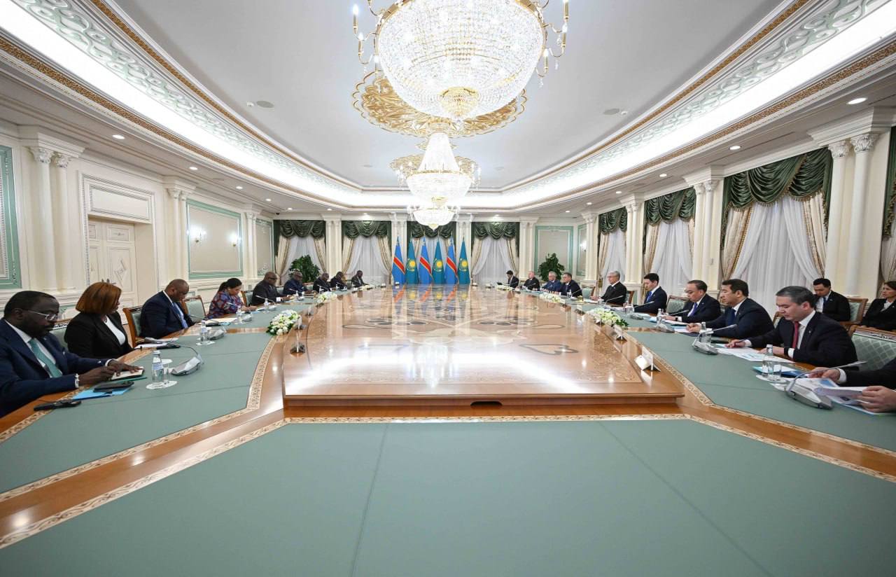Президенты Казахстана и Демократической Республики Конго провели переговоры в расширенном формате Глава нашего государства назвал первый визит Президента ДР Конго в Казахстан историческим событием и подчеркнул что приезд Феликса Чисекеди в Астану с представительной делегацией является проявлением особого уважения к казахскому народу В ходе беседы Касым Жомарт Токаев подчеркнул что торгово экономическое сотрудничество должно занять приоритетное место в двусторонней повестке По его мнению Казахстан и Демократическая Республика Конго обладая богатыми природными ресурсами и значительным экономическим потенциалом могут стать надежными партнерами в реализации взаимовыгодных проектов С момента установления дипломатических отношений прошло совсем немного времени Однако наше сотрудничество основанное на доверии и дружбе поступательно развивается Сегодняшние переговоры выведут отношения между Астаной и Киншасой на новый уровень и заложат прочную основу для эффективного партнерства Демократическая Республика Конго является важным партнером Казахстана в Африке Убежден что у наших двусторонних связей большое будущее отметил Касым Жомарт Токаев Глава государства выразил уверенность что достигнутые договоренности и подписанные документы придадут новый импульс взаимовыгодным связям baq rus