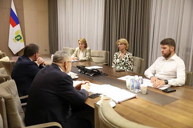 В Минсельхозе обсудили развитие системы метеонаблюдений и прогнозирования для АПК Министр сельского хозяйства Оксана Лут провела совещание с руководителем Росгидромета Игорем Шумаковым На встрече обсудили вопросы расширения сети метеорологических станций для АПК и обозначили дальнейшие шаги для повышения качества и оперативности метеопрогнозов для аграриев Не менее важен оперативный обмен информацией Прорабатывается возможность интеграции новых цифровых сервисов включая автоматическую выдачу справок в портал Госуслуги Такой подход позволит аграриям оперативно получать подтверждение наступления страхового случая например града заморозков или других опасных явлений погоды что упростит оформление страховых выплат Подробнее на сайте Минсельхоза