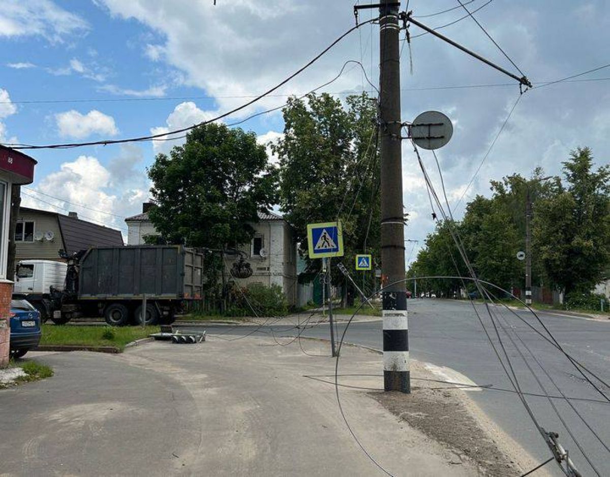 В Коврове на улице Дегтярёва грузовик оборвал контактную сеть. Остановлено движение троллейбусов маршрута № 2. Ремонтные службы уже устраняют обрыв. #Ковров #Авария #Троллейбусы #Обрыв_КС_ГТ #Ковров_ГТ Троллейбус Trolleybus