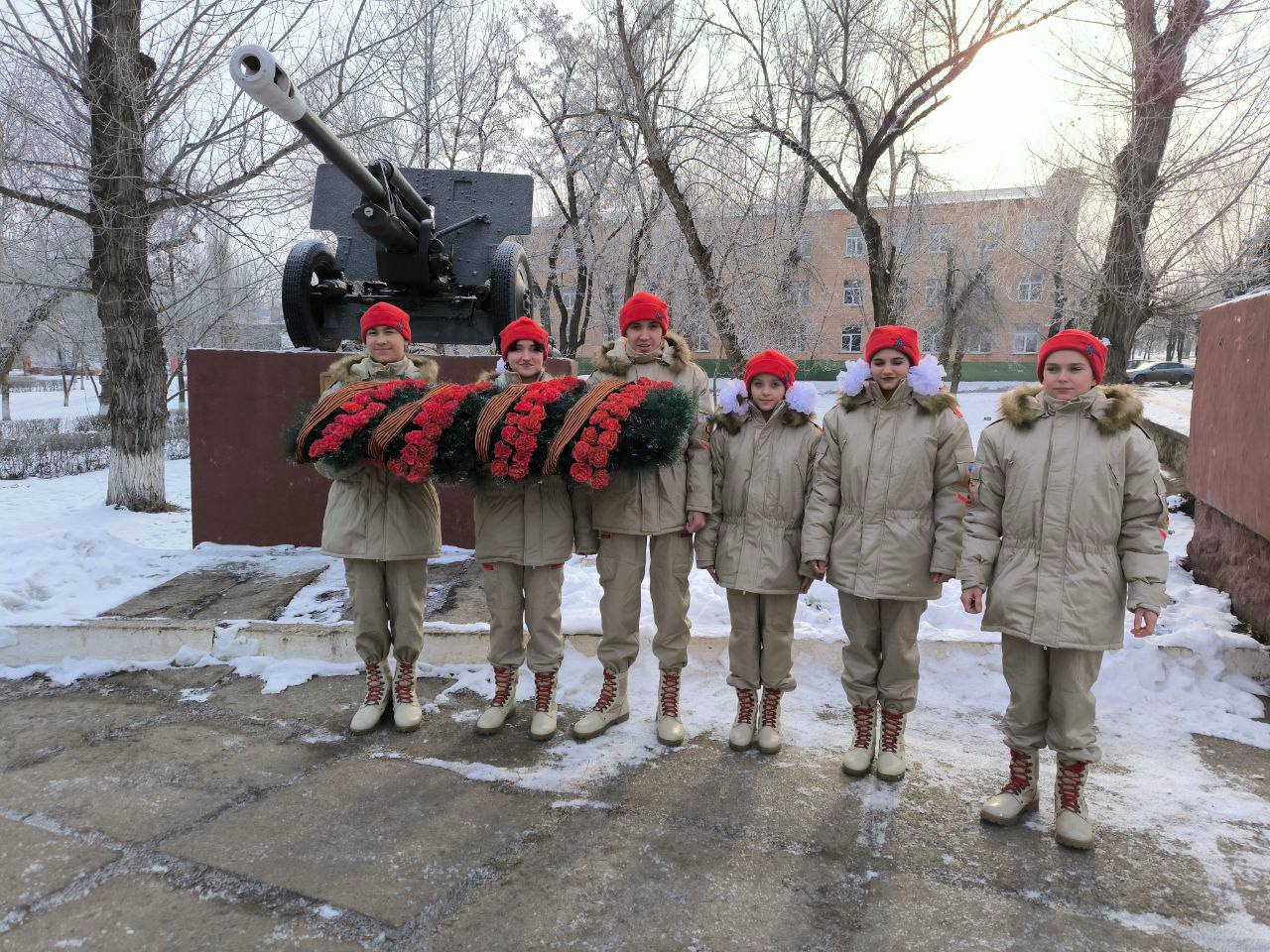 Год защитника Отечества стартовал в учреждениях Минтруда ЛНР.  В честь памятной даты — 82 годовщины освобождения Ворошиловграда от немецко-фашистских захватчиков, Министерством труда и социальной политики Луганской Народной Республики, проведен торжественный митинг, посвященный открытию Года защитника Отечества.   Он дал старт тематическим мероприятиям, которые пройдут во всех учреждениях, подведомственных Минтруда.   В качестве почетного гостя приняла участие в открытии года «Защитника Отечества».  Минутой молчания почтили память защитников нашей Родины.   К памятнику 569-го Ворошиловградского армейского минометного полка возложили памятную гирлянду и цветы.  Слава героям! Слава всем, кто защищал нашу землю!  Уполномоченный по правам ребенка в Луганской Народной Республике