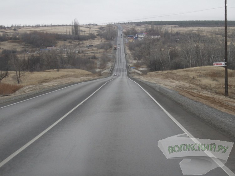 В Волгоградской области экстренные службы начали готовиться к гололеду на дорогах В Волгограде состоялось заседание региональной комиссии по чрезвычайным ситуациям КЧС под председательством первого замгубернатора Валерия Бахина Главное темой заседания стало обеспечение готовности сил и средств к последствиям смены погодных условий Как сообщили Волжский ру в пресс службе администрации Волгоградской области речь шла о возможных нештатных ситуациях в отопительный период в том числе обеспечения бесперебойной работы систем жизнеобеспечения на соцобъектах а также готовность дорожных служб и обеспечение пожарной безопасности в зимний период в жилом секторе Дополнительные задачи были поставлены перед главами муниципалитетов Специалистам поручено проанализировать выявить и устранить условия способствующие возникновению ЧС на трассах в зимний период Подробнее на Волжский ру www volzsky ru index php wx 16 wx2 81456 ВолжскийРу волжский vlz