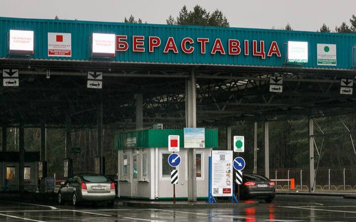 Польша с 17 ноября открывает два КПП на границе с Беларусью Будет возобновлена работа пунктов пропуска Бобровники Берестовица и Кузница Брузги Проект постановления МВД уже опубликован на сайте центра законодательства Отмечается что цель восстановить поток людей и товаров что особенно важно для перевозчиков и сезонных работников из Беларуси Так же Дональд Туск заявил что ситуация на границе самая спокойная за долгое время но подчеркнул оба КПП будут работать в тестовом режиме Мы же в свою очередь хотам отметить что ситуация на границе стала спокойной из за возобновления международных программ по противодействию нелегальной миграции Если бы они не были прекращены в 20 ом году по инициативе западных стран то никаких проблем на границе и не было бы Прислать новость