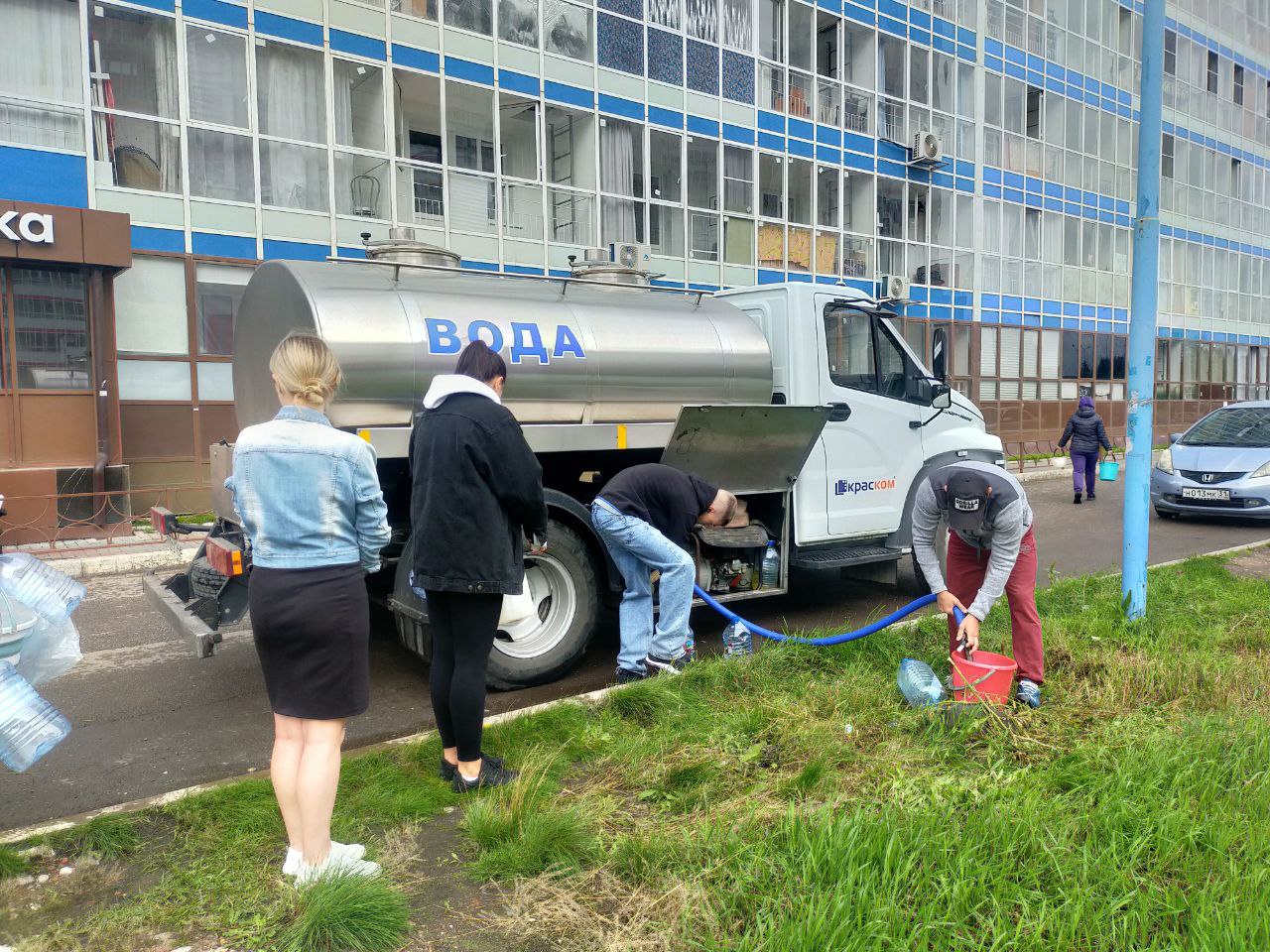 В Красноярске жителям Белых рос организовали подвоз воды С вечера 10 августа жители ряда домов в микрорайоне Белые росы остаются без воды. Энергетики обесточили канализационно-насосную станцию на Карамзина из-за сильного ливня, прошедшего на выходных. Питьевую воду к домам с 9 часов утра подвозят две автоцистерны по адресам: ул. Ярыгинская набережная, 3 и ул. Карамзина, 6. В 10:30 еще одна автоцистерна с питьевой водой будет стоять на ул. Карамзина, 4. Фото: krsk.aif.ru — Новости Красноярска