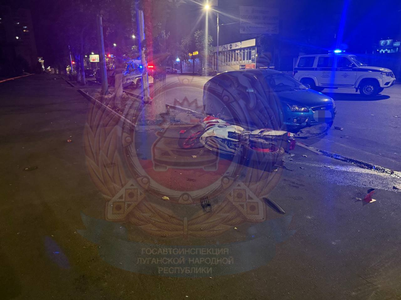 В Луганске сотрудники полиции проводят проверку по факту ДТП с участием несовершеннолетнего мотоциклиста 18 июля 2025 года примерно в 21 час 30 минут на ул. Коцюбинского произошло дорожное происшествие. Установлено, что 48-летний водитель, управляя автомобилем «Hundai IX 35», при повороте налево не убедился в безопасности своего маневра, в результате чего совершил столкновение с попутно движущимся мотоциклом «Honda CBR» под управлением 17-летнего водителя без водительского удостоверения. После столкновения мотоцикл «Honda CBR» совершил наезд на стоящий автомобиль «Ford Focus», владелец которого 41-летний мужчина. В момент ДТП мотоциклист был в мотошлеме. В результате ДТП несовершеннолетний водитель с травмами был госпитализирован в медицинское учреждение. По факту ДТП проводится проверка в порядке ст. 144 и ст.145 УПК РФ ОМВД России "Ленинский".