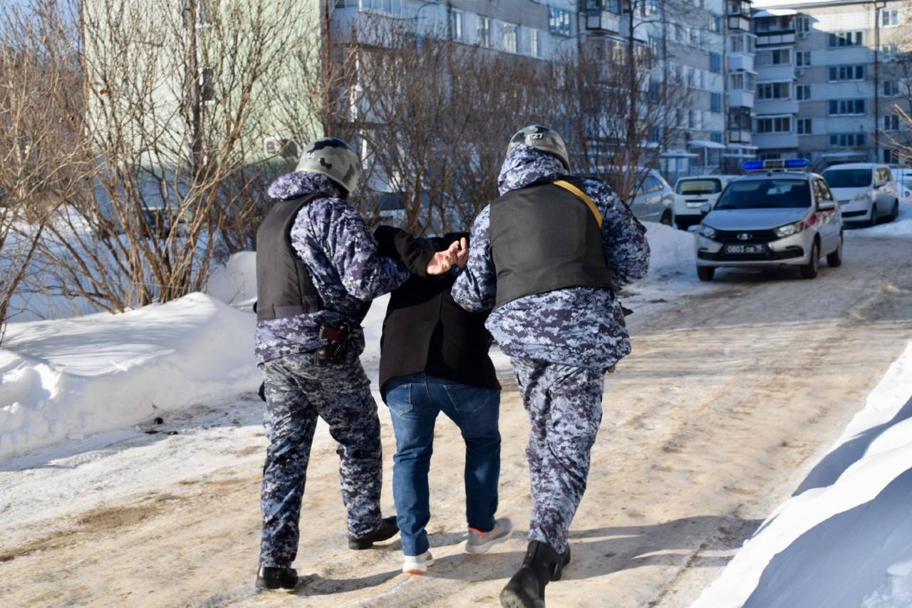 Матерился и угрожал персоналу постоялец отеля в Биробиджане Один из гостей отеля в Биробиджане стал проявлять агрессию к персоналу и постояльцам Мужчина угрожал физическим насилием и матерился В итоге агрессора задержали сотрудники Росгвардии Подробнее по ссылке   riabir ru 470524