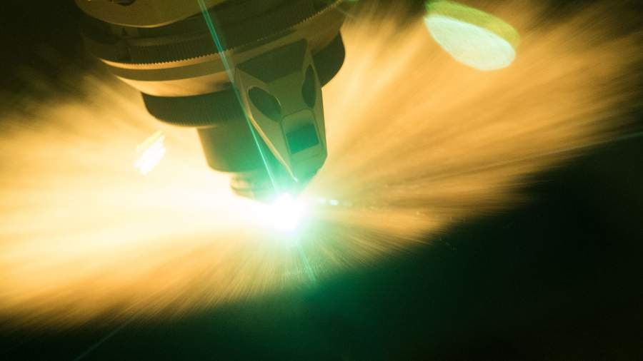 Размер имеет свечение мельчайший лазер позволит создать сверхчеткий дисплей Российские ученые создали мельчайший в мире лазер с синим излучением Им удалось преодолеть дифракционный предел фундаментальное ограничение согласно которому размер источника не может быть меньше длины волны испускаемого света При этом объем нового источника составляет всего 0 005 кубического микрона что в 13 раз меньше этого показателя Разработка открывает возможности для создания сверхчетких дисплеев с характеристиками ранее считавшимися недостижимыми а также может найти применение в квантовых процессорах системах дополненной реальности и компактных сенсорах   iz ru 1991662 denis gritcenko razmer imeet svechenie melchaishii lazer pozvolit sozdat sverkhchetkii displei