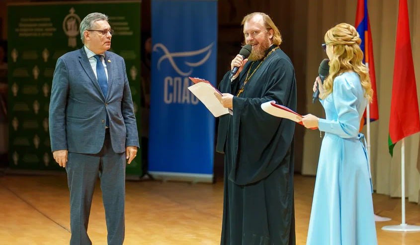 Рифат Сабитов удостоен Премии Государеву человеку за защиту духовно нравственных ценностей Председатель Комиссии по развитию информационного сообщества СМИ и массовых коммуникаций Общественной палаты РФ заместитель генерального директора руководитель регионального департамента ВГТРК Рифат Сабитов удостоен Премии Государеву человеку за защиту духовно нравственных ценностей Вручение состоялось в ходе Гала концерта Семья и мир во имя будущих поколений масштабного общественного форума организованного Комиссией по вопросам семьи защиты материнства и детства Русской Православной Церкви в рамках XXXIV Международных Рождественских образовательных чтений Защита семьи материнства и детства дело благое Это настоящее и будущее нашей страны подчеркнул Рифат Сабитов в своей ответной речи ПОДРОБНЕЕ ГТРК Ставрополье Читайте нас в MAX