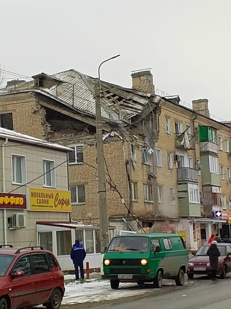 В Волгоградской области взрыв газа разрушил квартиру Все произошло в городе Петров Вал на улице Ленина По предварительной информации под завалами находятся женщина и ребенок