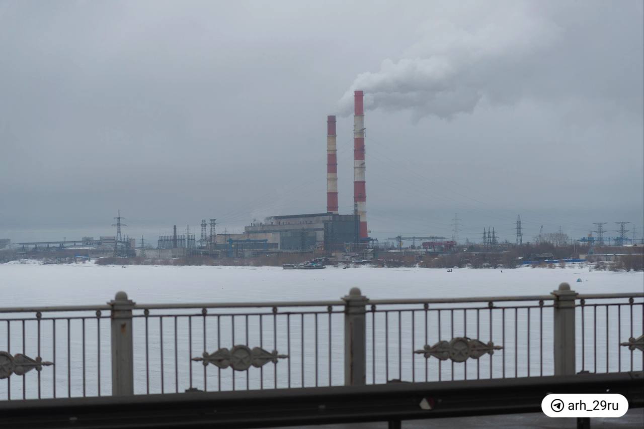 В Архангельске планируют построить четвертый «вывод» с городской ТЭЦ    На это потратят не менее 2 млрд рублей. Планируют привлечь средства из федерального бюджета.  По словам Дмитрия Морева, улучшение ТЭЦ даст возможность подключить новостройки и снизить количество аварий на сетях.  В горадмине обещают, что проектирование завершат до конца 2025 года.