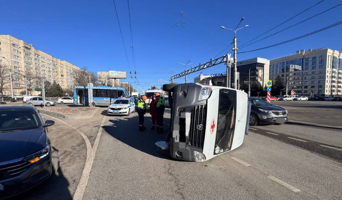 В аварии автомобиля скорой помощи и маршрутки в Ставрополе никто не пострадал.   В краевой Госавтоинспекции рассказали подробности ДТП. Как сообщил полицейским водитель скорой, примерно в 10:45 он выехал на красный сигнал светофора на перекресток со включенными проблесковыми маячками и спецсигналом. Однако маршрутка его не пропустила и врезалась.  В салоне общественного транспорта был водитель и 20 пассажиров.