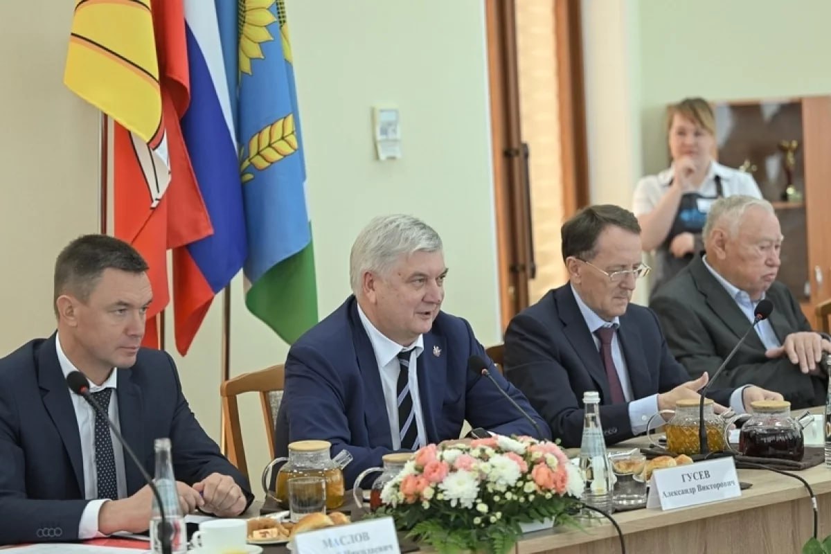 ТОС сила Губернатор оценил благоустройство Россошанского района 30 сентября состоялся визит губернатора Александра Гусева и вице спикера Госдумы Алексея Гордеева в Россошанский район Глава региона и зампредседателя Госдумы посетили Свято Ильинский кафедральный собор где сейчас проходит реставрация парк Белый аист и детский сад в селе Евстратовка а в райцентре встретились с активистами ТОС vrn aif ru society details tos sila gubernator ocenil blagoustroystvo rossoshanskogo rayona aifvrn