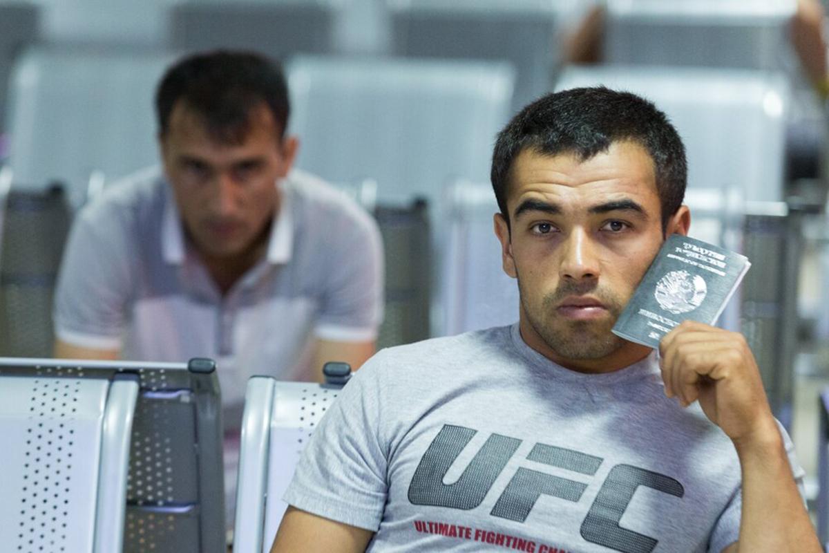 В России может грозить уголовное наказание за призывы к депортации мигрантов Об этом предупредил бывший следователь прокуратуры а ныне адвокат Вадим Багатурия Одно дело когда человек рассуждает о необходимости высылки иностранцев которые находятся на территории России незаконно Здесь никакого экстремизма нет Другое дело если россиянин начнет говорить что нужно депортировать например всех таджиков только из за того что они являются таджиками В данном случае уже наблюдаются признаки экстремизма указал Багатурия   www ridus ru n 756549 ridusnews