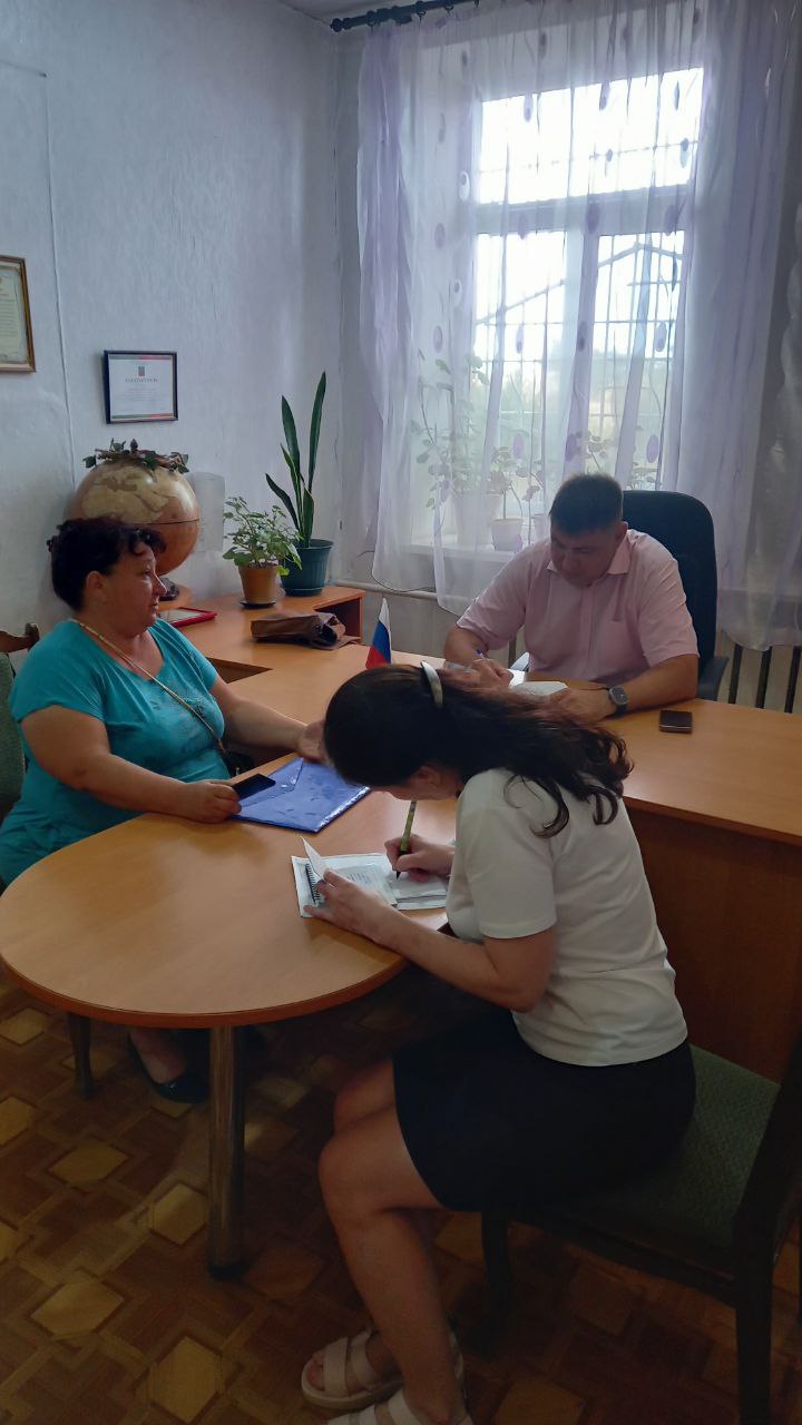 Глава Приазовского муниципального округа провел плановый прием граждан в с. Богдановка Сегодня глава Приазовского муниципального округа - Алексей Диковченко провел плановый прием граждан в селе Богдановка. Жители села обратились к главе с вопросами различного характера, как личного, так и касающегося благоустройства поселка. Каждый обратившийся получил подробную консультацию и разъяснения по всем интересующим вопросам. Алексей Сергеевич подчеркнул важность открытого диалога с жителями и готовность администрации к решению проблем, поднимаемых населением. Все обращения граждан будут тщательно рассмотрены и приняты соответствующие меры.