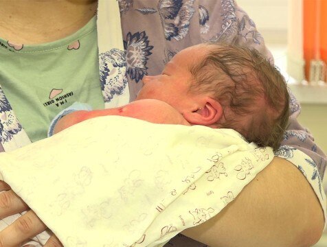 9 новорождённых с редкими заболеваниями выявили в Калужской области Всё больше беременных женщин Калужской области имеют возможность пройти пренатальный скрининг Так же снизилась и частота врожденных пороков За 9 месяцев этого года в нашей области на 36 наследственных заболеваний обследовано более 5 тысяч новорождённых http gtrk kaluga ru news obschestvo news 58575