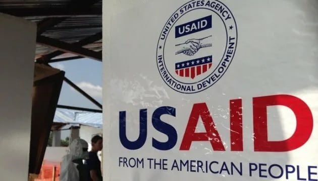 USAID потратила 2 млн долларов на дизайнерские ковры для Украины  Ряд грантов агентства, финансируемых налогоплательщиками США, направлялись украинскому бизнесу под видом Программы конкурентоспособной экономики и фондов инвестиций в устойчивость бизнеса.  Это обнаружила команда американского сенатора от Республиканской партии Джони Эрнста. Сообщается, что выделенные средства пошли на ковры и разные линии мебели.  Кроме того, по данным журнала Federalist, около 300 тысяч долларов были направлены на «приложение для отслеживания домашних животных», ещё столько же — на «производителя ошейников для собак».      Подпишись на «Говорит Москва»