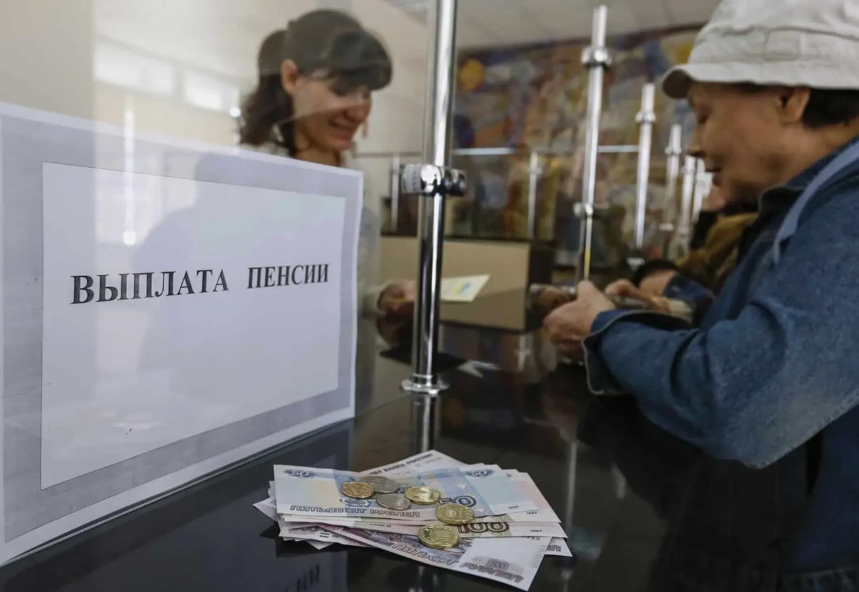 ЦБ и ФАС хочет лишить крупные банки эксклюзивного доступа к выплатам пенсий и социальных пособий. К 2030 году исчезнет система, где 90% пенсий автоматически попадают в 5-6 госбанков. Военные пенсии сейчас по закону можно получать только в 6 банках, а в регионах выбор еще меньше. Реформа позволит 300+ банкам конкурировать за 42 млн пенсионеров. 85% военных пенсионеров сегодня обслуживаются в Сбере. Рынок пенсионных выплат ждет революция: банки начнут бороться за клиентов кэшбэком, льготными тарифами и сервисом. Но есть риск, что мелкие игроки не потянут нагрузку — и госбанки вернут позиции через «административный ресурс». ProБанки