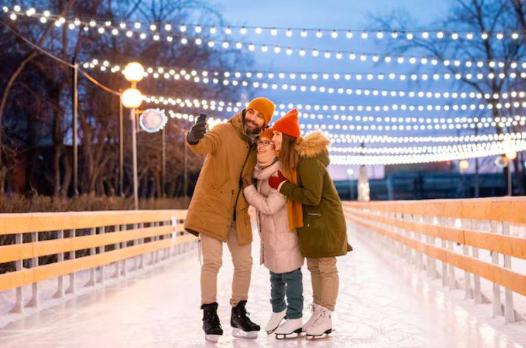 Где кататься на коньках Этой зимой откроется 160 бесплатных катков 94 из них будут расположены во дворах еще 43 площадки возле общеобразовательных учреждений Также будут доступны 23 площадки для массовых катаний но уже за плату Среди них стадион Энергия стадион Юность территория у ледовой арены имени Леонида Киселева парк 300 летия Омска и многие другие Готовы к сезону