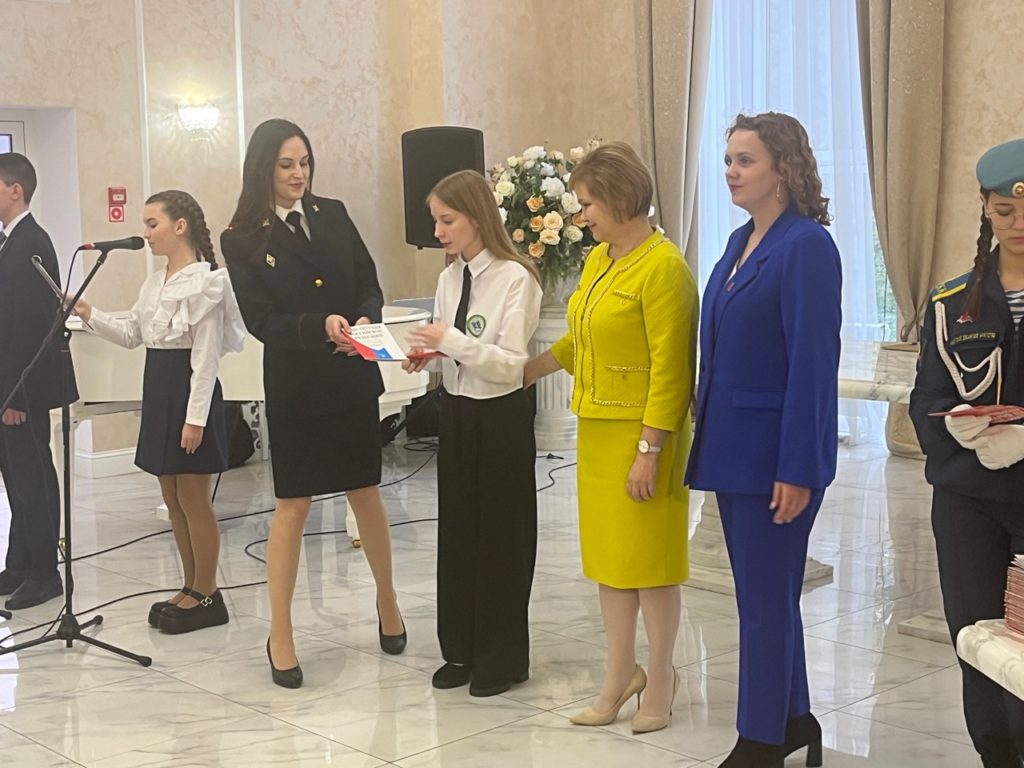 Рязанским школьникам торжественно вручили первые паспорта Торжественная церемония вручения паспортов Российской Федерации юным рязанцам прошла во Дворце торжеств Она состоялась в рамках всероссийской акции Мы граждане России организатором которой является Движение Первых Программа позволяет подросткам сделать день вручения своего первого паспорта по настоящему незабываемым событием и получить его из рук государственных и общественных деятелей страны на торжественной церемонии Для того чтобы стать участником акции любой подросток достигший возраста 14 лет может отправить заявку на участие на официальном сайте Движения Первых По традиции участники произнесли торжественное обещание на верность Российской Федерации Для вручения паспортов была приглашена Елена Сорокина начальник главного управления ЗАГС Рязанской области Для торжественного вручения Конституции Российской Федерации была приглашена Баженина Анастасия Сергеевна старший инспектор организационно методического отделения УМВД