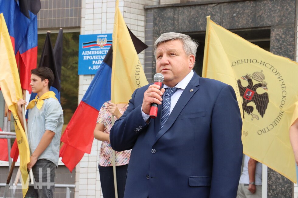 В каждом регионе Донбасса и Новороссии появятся свои учебники местной истории На этой неделе представлены сигнальные экземпляры общих для четырех регионов учебников истории Донбасса и Новороссии Они дополняют региональным компонентом общероссийскую линейку учебников Со временем у каждого из этих субъектов РФ появится свой учебник по местной истории сообщил зампред Российского военно исторического общества Николай Овсиенко Подпишись на нас в MAX