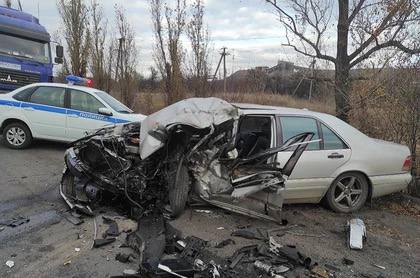 Грузовик с водой перевернулся после столкновения с автомобилем возле Ждановки  На автодороге вблизи Ждановки в ДНР произошло крупное ДТП. Там столкнулись автомобиль Mercedes-Benz и грузовой автомобиль Volvo, который перевозил бутилированную воду. От удара грузовик опрокинулся и бутыли с водой выпали на проезжую часть дороги. Об этом сообщили в МВД по ДНР.  В ведомстве уточнили, что по предварительным данным, причиной аварии стал выезд автомобиля Мерседес на полосу встречного движения.  68-летний водитель и 66-летняя пассажирка легкового автомобиля с травмами доставлены в больницу, - рассказали правоохранители.