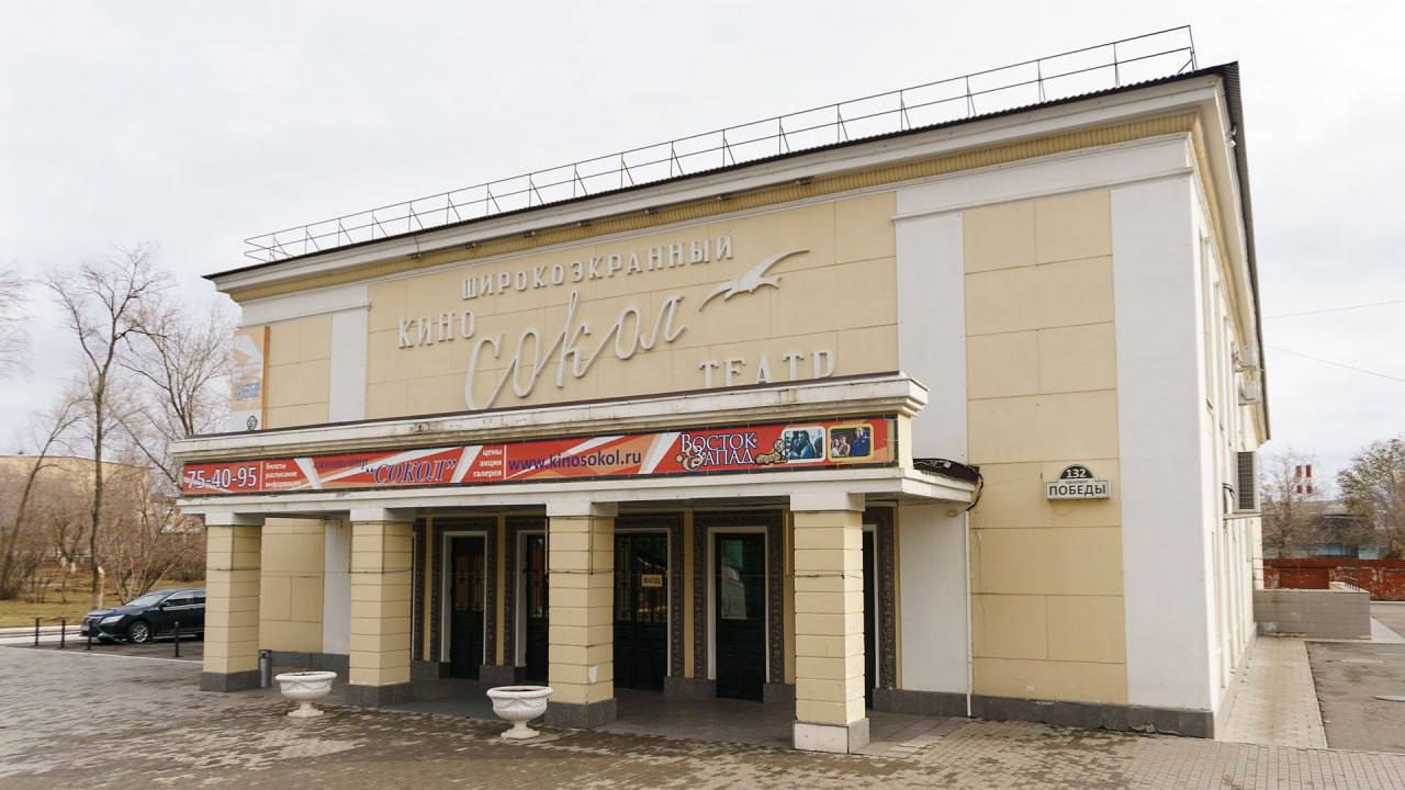 В рамках фестиваля Восток Запад Классика и Авангард покажут игровое кино снятое оренбуржцами В программу XVIII Международного кинофестиваля Восток Запад Классика и Авангард вошел спецпоказ двух игровых короткометражных фильмов снятых работниками культуры Оренбургской области Актриса Оренбургского областного драматического театра им М Горького Ирина Прохорова представит зрителям свой фильм Зверёк режиссер Молодежного театра Дом Тимашевых Константин Денискин покажет свою картину Спасибо Хорошего вечера Оба фильма сняты по итогам Конкурса короткометражного кино Московского Художественного театра имени А П Чехова который проводится с 2023 года Ирина Прохорова стала победителем первого конкурса с работой Чайка вернулась Она получила возможность снять короткометражный фильм по мотивам неизданного киносценария Немировича Данченко Зверёк с участием таких артистов МХТ им А П Чехова как Константин Хабенский Анна Чиповская Сергей Беляев Александра Ребенок и другие В этом году фильм вошёл в число участников основной конкурсной программы Шаг кинофестиваля Восток Запад Классика и Авангард Константин Денискин стал победителем в номинации Лучший фильм второго конкурса Благодаря победе режиссёр снял короткометражный фильм Спасибо Хорошего вечера по сценарию Паулины Андреевой В главной роли сыграл советский и российский актёр театра кино кинорежиссёр Станислав Любшин Кинопоказ и творческая встреча с режиссерами пройдет 5 октября в 16 00 в кинотеатре Сокол Специальным гостем станет продюсер обоих фильмов Ульяна Тимофеева Вход бесплатный по предварительной регистрации Переходите по ссылке и присоединяйтесь к нам в MAX
