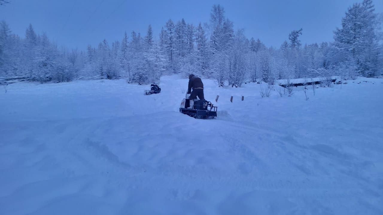 Ушла в лютый мороз и не вернулась Женщина с деменцией исчезла больше пяти дней назад 70 летняя пенсионерка из села Чукар вышла из дома 3 января и бесследно исчезла Женщина страдает деменицей и столь долгое отсутствие ей несвойственно а на улице стоят 30 градусные морозы Родственники забили тревогу обратились в полицию и к спасателям На поиски женщины вышли 25 местных жителей четверо полицейских и трое спасателей Группа обследовала заброшенные здания прочесала близлежащий лес осмотрела летние сенокосные угодья Результатов нет Поиски ведутся вблизи населенного пункта Сегодня 8 января будем искать в стороне реки Вилюй а также вдоль дорог поверяем водосточные трубы и лесной массив Дополнительно осмотрят заброшенные строения сказал Афанасий Ноев начальник Нюрбинского поисково спасательного отряда Службы спасения РС Я Фото Служба спасения РС Я