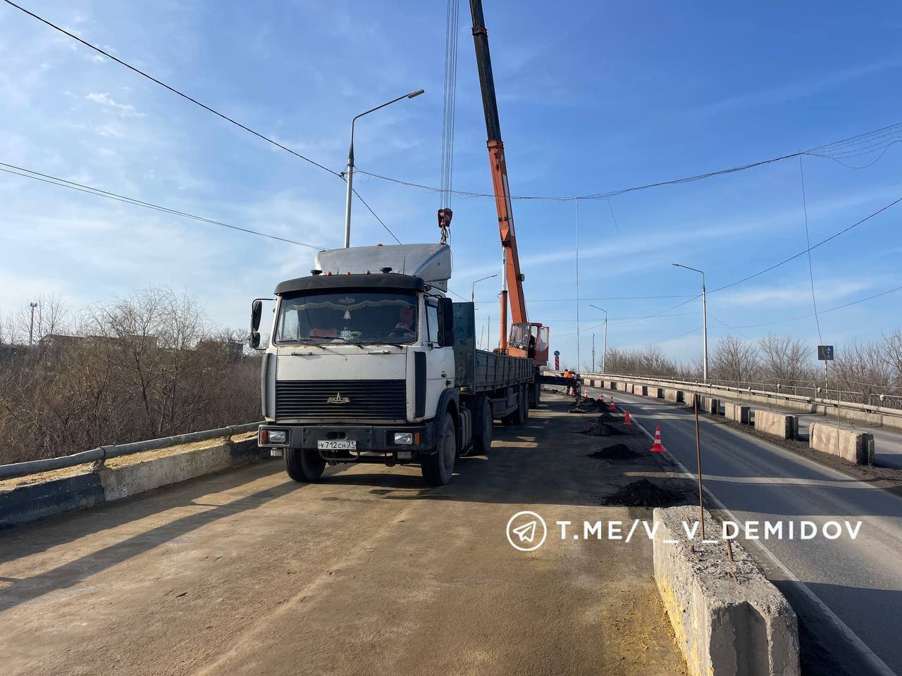 С сегодняшнего дня для водителей открыт проезд по улице Красноармейской.   Но на этом участке продолжаются работы за пределами проезжей части, они не будут мешать движению, заверили в мэрии Белгорода. Рабочим осталось выполнить благоустройство и покрасить подпорную стену.   Полностью ремонт обещают завершить до 30 мая.