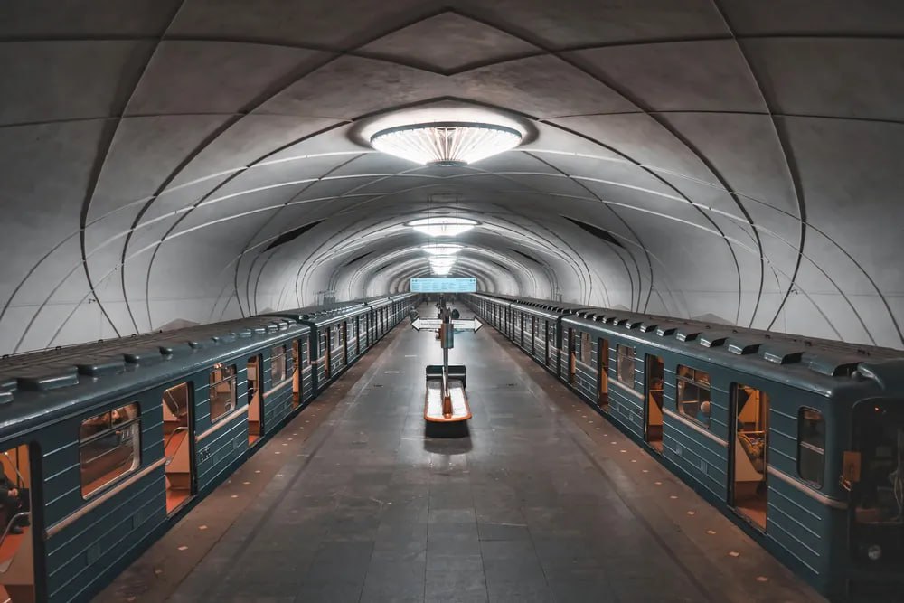 Москва отметит 90-летие метрополитена Мэр Москвы Сергей Собянин рассказал о масштабных праздничных мероприятиях, которые пройдут в городе. Главным событием станет историческая реконструкция запуска метрополитена на станции «Сокольники». 15 мая с 9:00 до 19:00 вы сможете окунуться в атмосферу первых дней работы метро, а также получить памятные сувениры. Узнайте подробнее о программе празднования и других интересных событиях, посвященных юбилею метрополитена, в нашей полной статье. Также подготовили для вас самые необычные факты о московском метро. Читайте и пишите в комментариях то, о чём вы ещё не знали.
