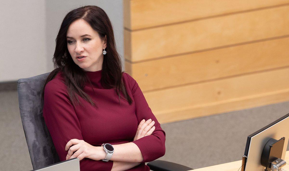 Парламент Литвы утвердил программу правительства социал демократа Инги Ругинене После этого Кабмин принесет присягу и получив полномочия начнет работу Программу поддержали 80 членов Сейма 40 проголосовали против 2 парламентария воздержались После утверждения в четверг программы 20 го правительства премьер министр И Ругинене и другие члены нового Кабинета министров приняли присягу в Сейме В документе представленном в пленарном зале в начале сентября Правительство И Ругинене взяло на себя обязательство выделять не менее 5 проц валового внутреннего продукта ВВП на оборону В программе также подчёркивается что совместно со странами Северной Европы Балтии и Польшей оно намерено укреплять безопасность и оборону внешних границ НАТО и Европейского союза ЕС а также ставится задача создания интегрированной Балтийской линии обороны www delfi lt a 120153276