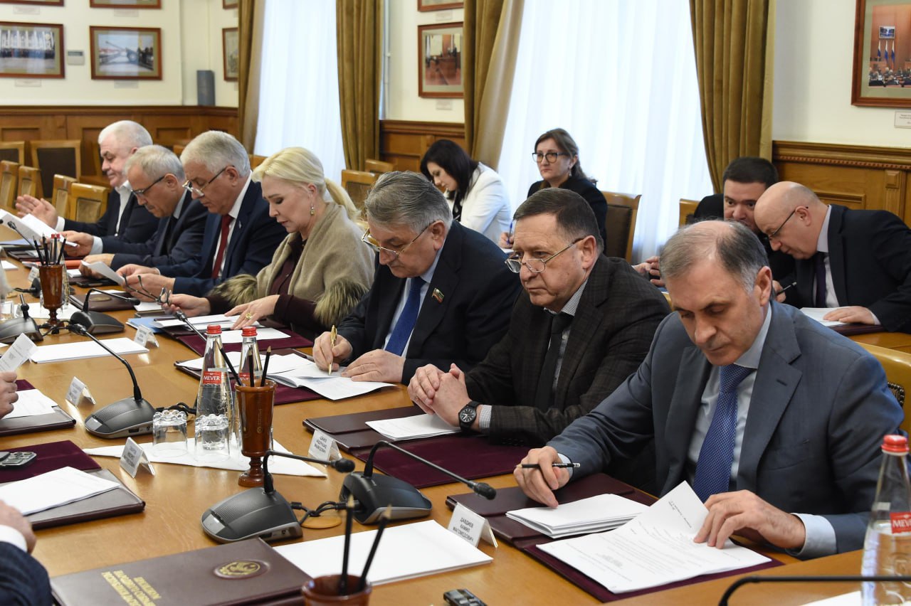 Народное Собрание Дагестана назначило дату проведения 50 й сессии седьмого созыва Заседание начнется 23 декабря в 10 00 На повестке дня 24 вопроса определяющие развитие республики на ближайшие годы Главные из них Проект республиканского бюджета Дагестана на 2026 год и плановый период 2027 и 2028 годов Бюджет ТФОМС Территориальный фонд ОМС на 2026 2028 годы Изменения в Стратегию социально экономического развития РД до 2030 года Законопроекты о развитии ответственного ведения бизнеса и аквакультуре рыбоводстве в республике Президиум также рассмотрел и поддержал 10 из 20 поступивших проектов федеральных законов