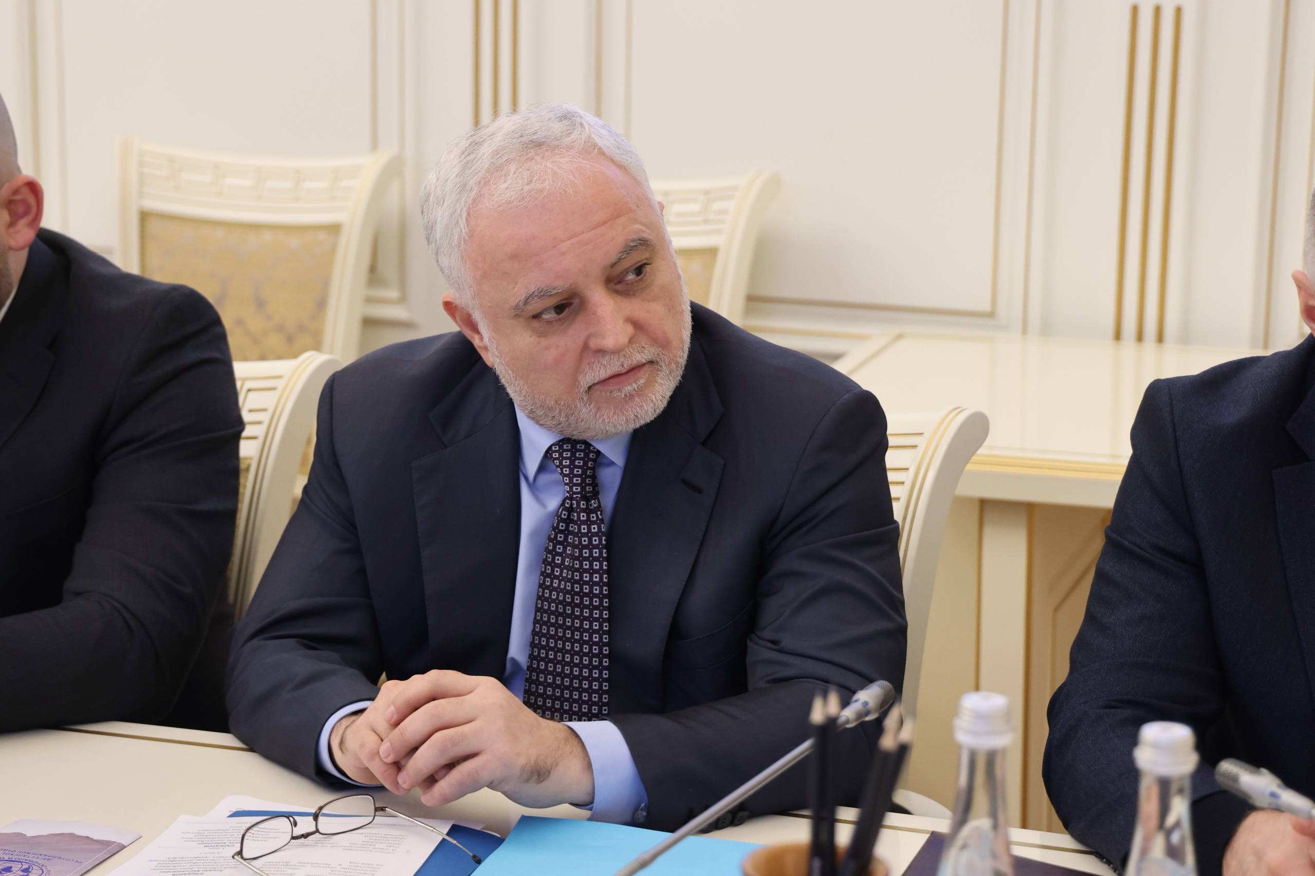 Каким был 2025 год для дагестанского отделения Русского географического общества Об итогах работы рассказал заместитель председателя Попечительского совета ДРО РГО исполнительный директор АО Дагнефть Муслим Гиндиев Дагестанское отделение участвовало во всех направлениях деятельности Общества и реализовало все шесть федеральных проектов Отделение выиграло гранты РГО и Главы РД заняло второе место в конкурсе на лучшую площадку акции Географический диктант побило рекорд в новом проекте День географии в школе открыло новые отделения усилило просветительскую и информационную работу Одним из самых ярких событий юбилейного для РГО года стал VI фестиваль Чудеса России в парке Зарядье Делегация из Дагестана представила республику во всей красе мастер классы по лезгинке и ковроткачеству выступления ансамбля Дагестан и квартета Государственного оркестра народных инструментов На XVII съезде РГО в Кремлёвском дворце председатель Дагестанского отделения профессор Эльдар Эльдаров был удостоен Малой бронзовой медали РГО одной из высших наград Общества Как отметил Муслим Гиндиев отделение успешно справилось с реализацией федеральных проектов   Географический диктант прошёл на 101 площадке при участии 4 5 тыс человек Особое внимание привлекла площадка на кордоне Шалбуздаг село Куруш сюжет о которой вышел на телеканале Мир а видеоролик занял второе место среди лучших   День географии в школе Дагестан побил рекорд по числу площадок около 2300 и вошёл в топ 5 по количеству участников В рамках проекта Классная география в селении Цмур установлена Парта открытий РГО посвящённая академику Николаю Вавилову Особое внимание уделяется социальной работе проводятся фестивали для детей с ОВЗ акции Собери ребёнка в школу новогодние праздники для семей участников СВО Экспедиции 2025 года принесли научные открытия обнаружены пять новых видов растений Активизировалась природоохранная деятельность включая работу по восстановлению контроля над особо охраняемыми территориями В завершение Муслим Гиндиев остановился на новых задачах поставленных Президентом России Среди них участие в создании учебников по географии развитие туризма на базе маяков не имеющих стратегического значения организация просветительских экспедиций на новые территории РФ создание профильных смен по географии в детских оздоровительных учреждениях 2025 год стал для нас годом укрепления авторитета Дагестанского отделения в системе РГО и расширения влияния географического образования в регионе Уверены что в 2026 году сможем не только сохранить достигнутое но и выйти на новые рубежи резюмировал Муслим Гиндиев Читать нас в МАХ