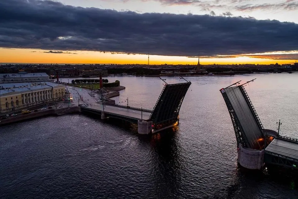 В Петербурге стартует сезон разводки мостов первыми крылья поднимут Дворцовый и Троицкий Сезон начнётся в ночь на 10 апреля и продлится до 30 ноября в 2026 году к разводным переправам добавится Большой Смоленский мост а Дворцовый мост успели отремонтировать Мосты не будут разводить в праздничные ночи и при плохой погоде Смольный Читай нас в MAX Читай нас в Telegram